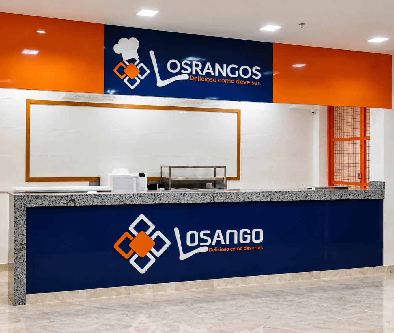Painéis em ACM azul e laranja na frente de loja e no balcão